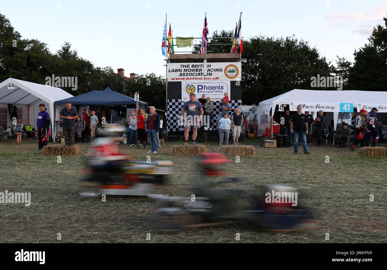 Die Teammitglieder in der Boxengasse beobachten Sie die Aktion in der Britischen Rasenmäher Racing Association 12 Stunden-Rennen bei fünf Eichen in der Nähe von Billingshurst in West Sussex. Stockfoto