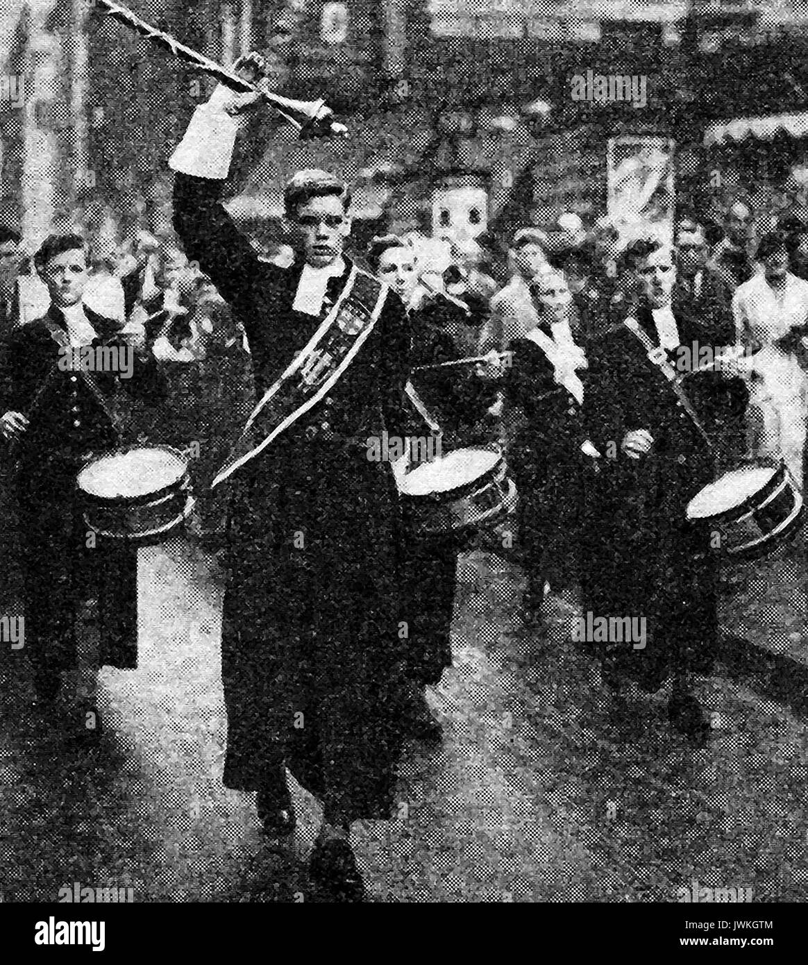 Die ehemaligen Mitglieder der Band des Blue Coat School (Christ's Hospital) in der Nähe von Horsham, Sussex. Marching in traditioneller Tracht Stockfoto