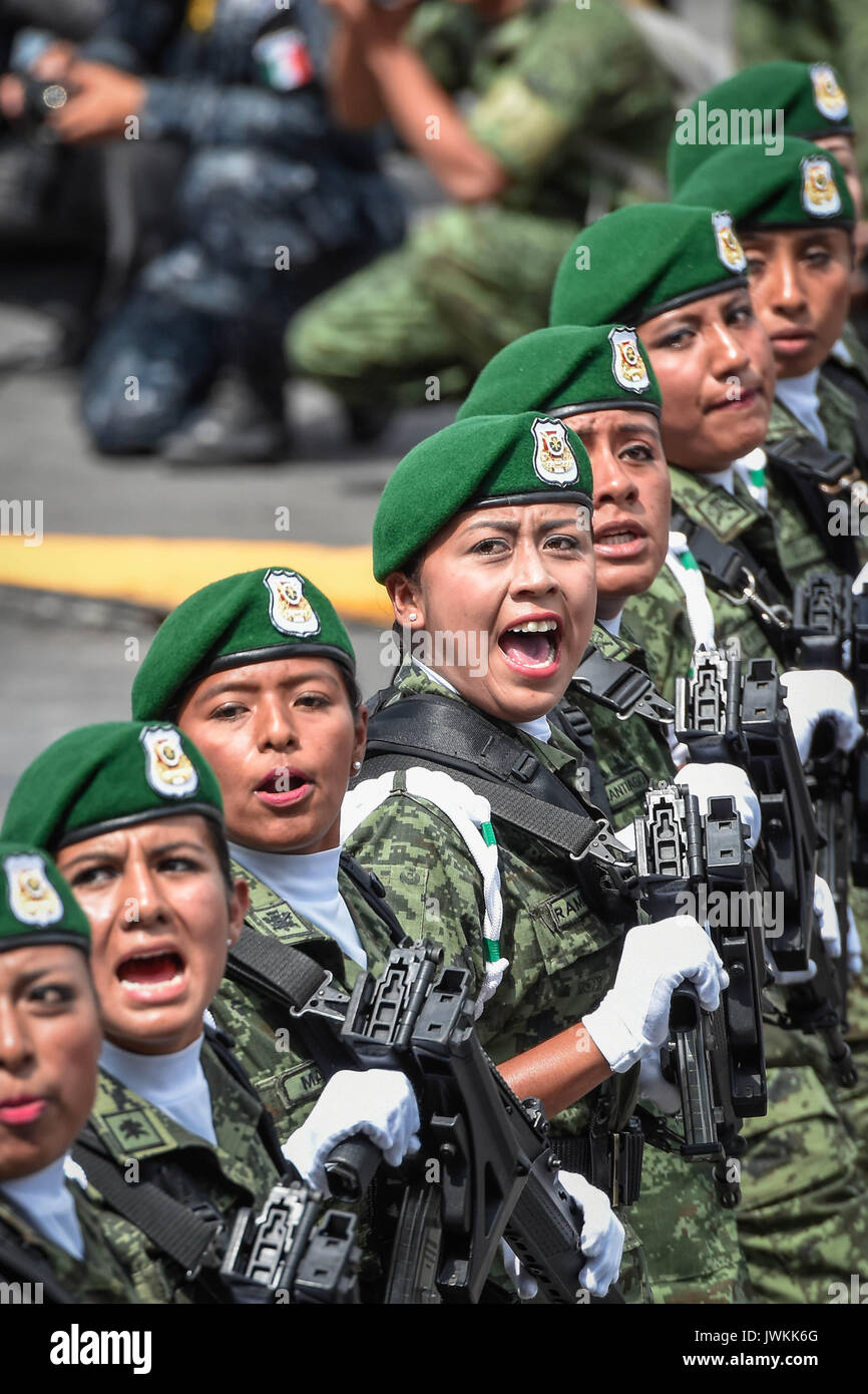 Mitglieder des Marine Corps und Soldaten März während einer Militärparade in den Hauptstraßen von Mexiko Stadt Tag der Unabhängigkeit zu feiern. Stockfoto