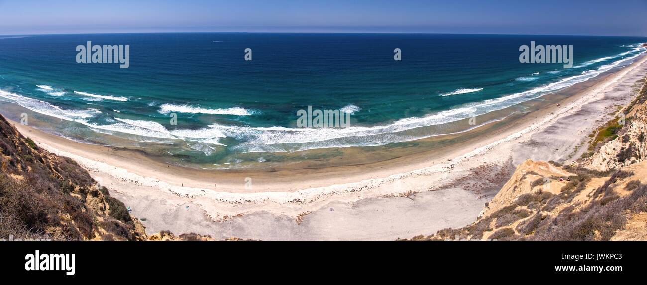 Malerische Luftlandschaftsaussicht von oben auf den Torrey Pines State Park Black Beach und die südkalifornische Pazifikküste nördlich von San Diego Stockfoto