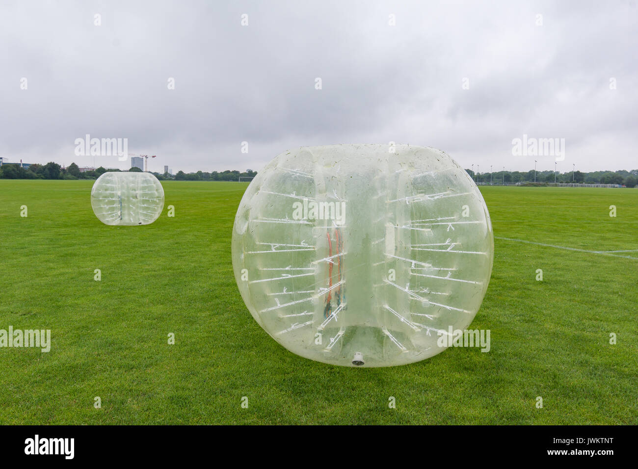 Zwei große aufblasbare Klopfer Kugeln auf dem Rasen für Fußball zu spielen, den neuen Funsport in Kopenhagen Stockfoto