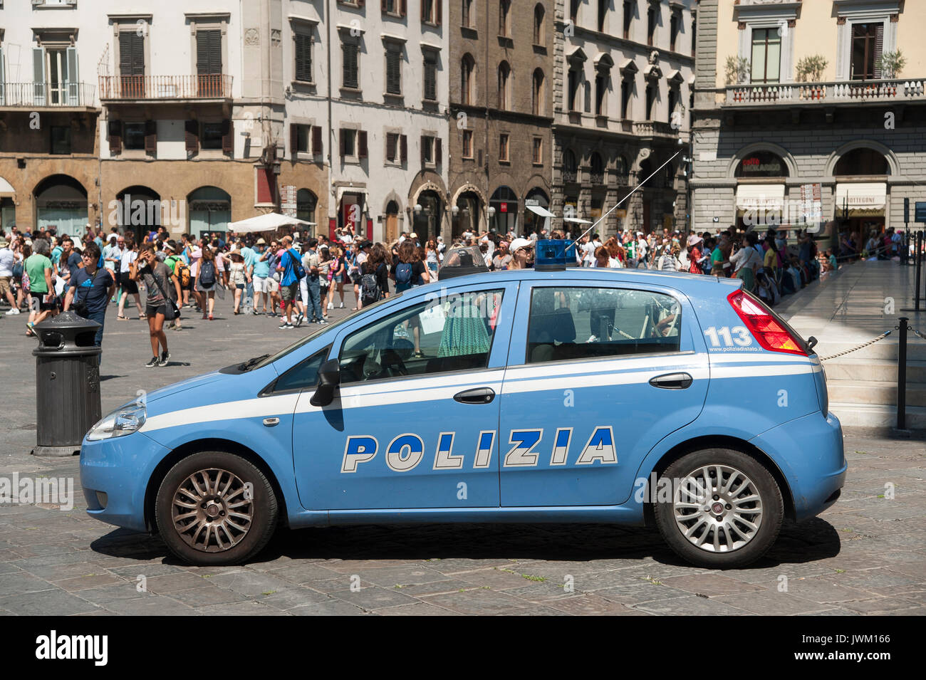 Polizia di Stato Auto auf der Piazza del Duomo, im historischen Zentrum von Florenz aufgeführt von der UNESCO zum Weltkulturerbe in Florenz, Toskana, Italien. 7. August 2016 © W Stockfoto