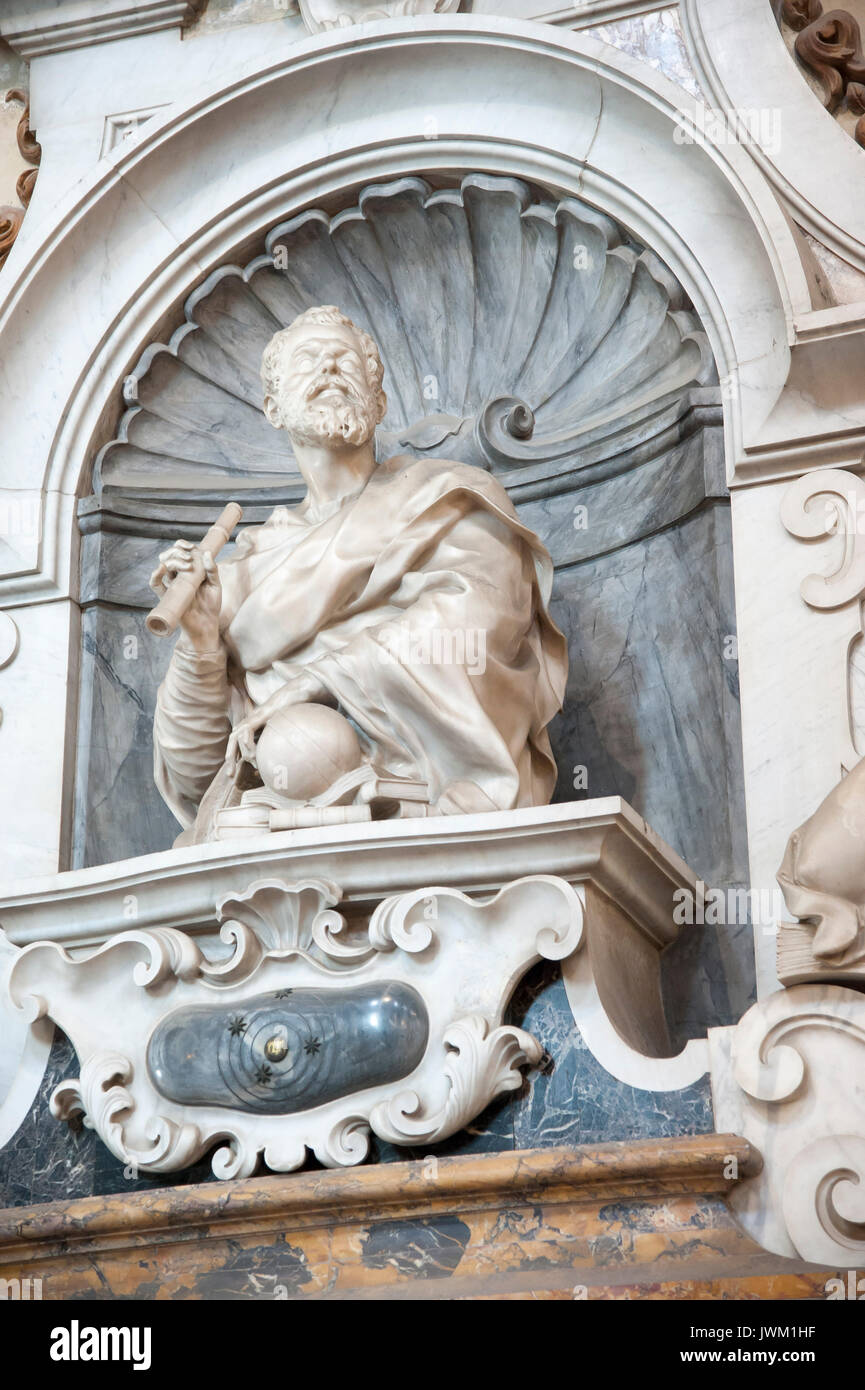 Grab von Galileo Galilei im gotischen Basilika di Santa Croce (Basilika des Heiligen Kreuzes) im historischen Zentrum von Florenz aufgeführt von der UNESCO zum Weltkulturerbe Stockfoto