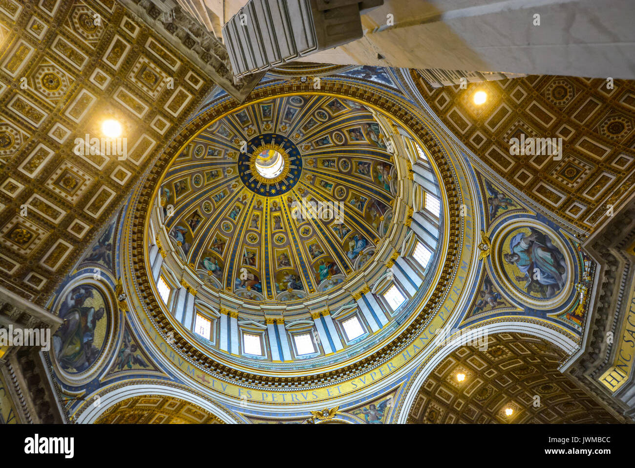 Die Kuppel der St. Peters Basilika im Vatikan, Rom Italien aus dem Innenraum mit brillanten gold und blau Farben Stockfoto