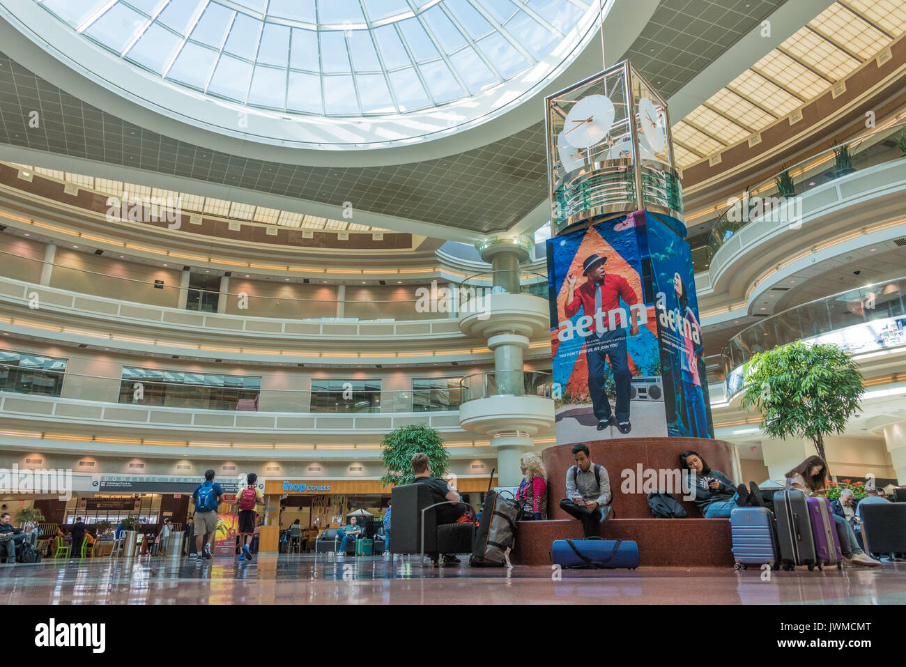 Flugreisende in den Mehrstöckigen, Glas warten - gewölbte Atrium in Atlanta International Airport (der weltweit verkehrsreichsten Flughafen) in Atlanta, Georgia. (USA) Stockfoto