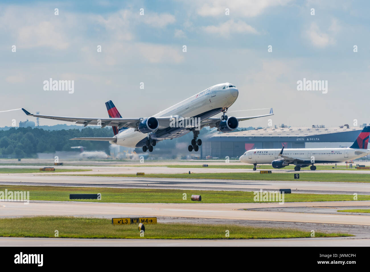 Delta Passagierflugzeuge unter Start und Landung am internationalen Flughafen Hartsfield-Jackson Atlanta in Atlanta, Georgia. (USA) Stockfoto