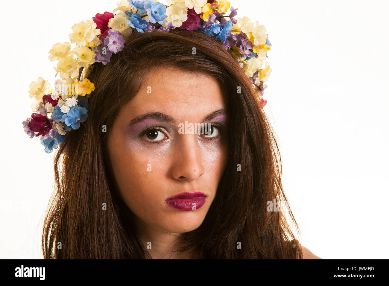 Hübsches junges Mädchen mit Blume Krone im Haar Stockfoto