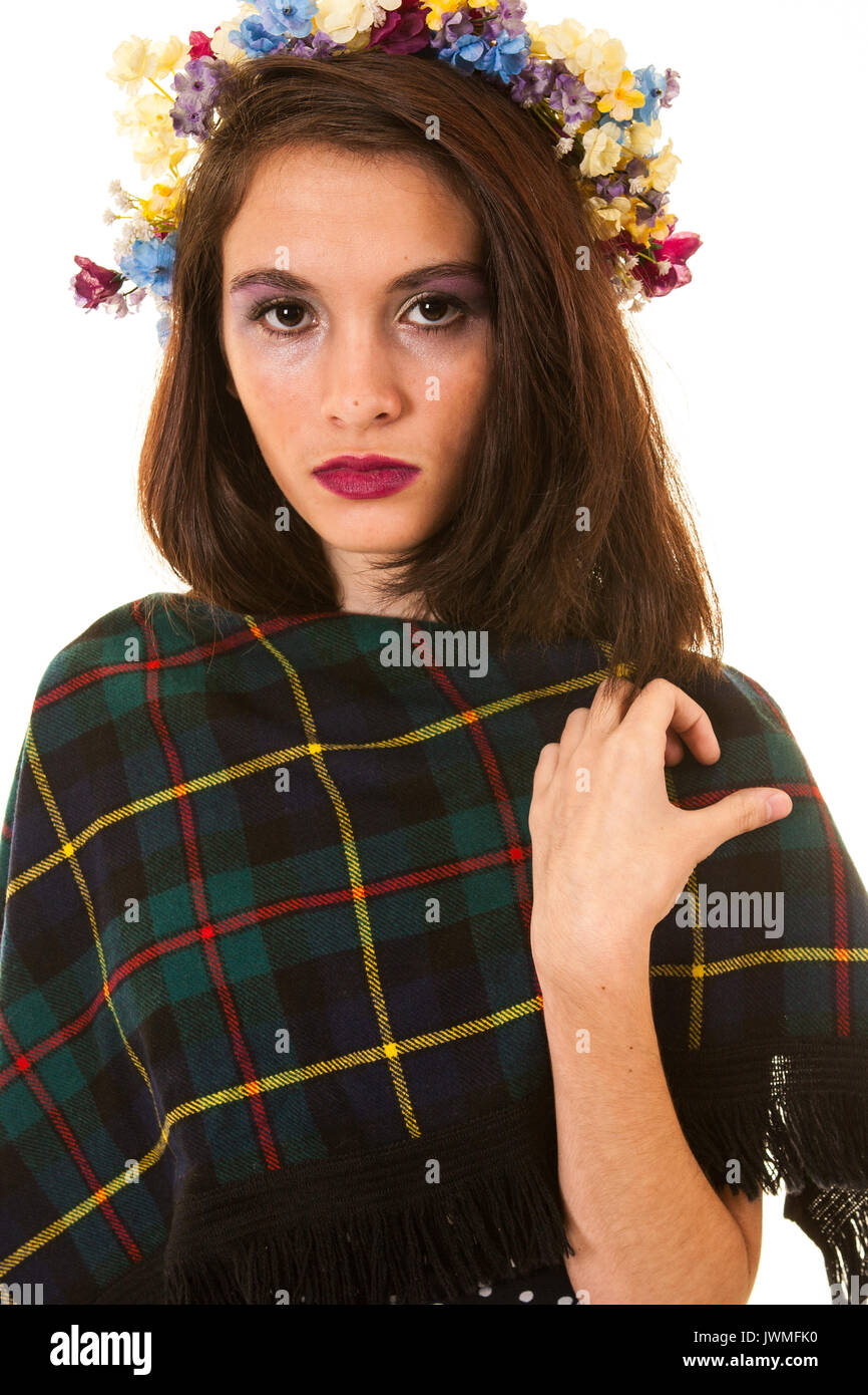 Recht jugendlich Mädchen mit Blume Krone und plaid Decke Stockfoto