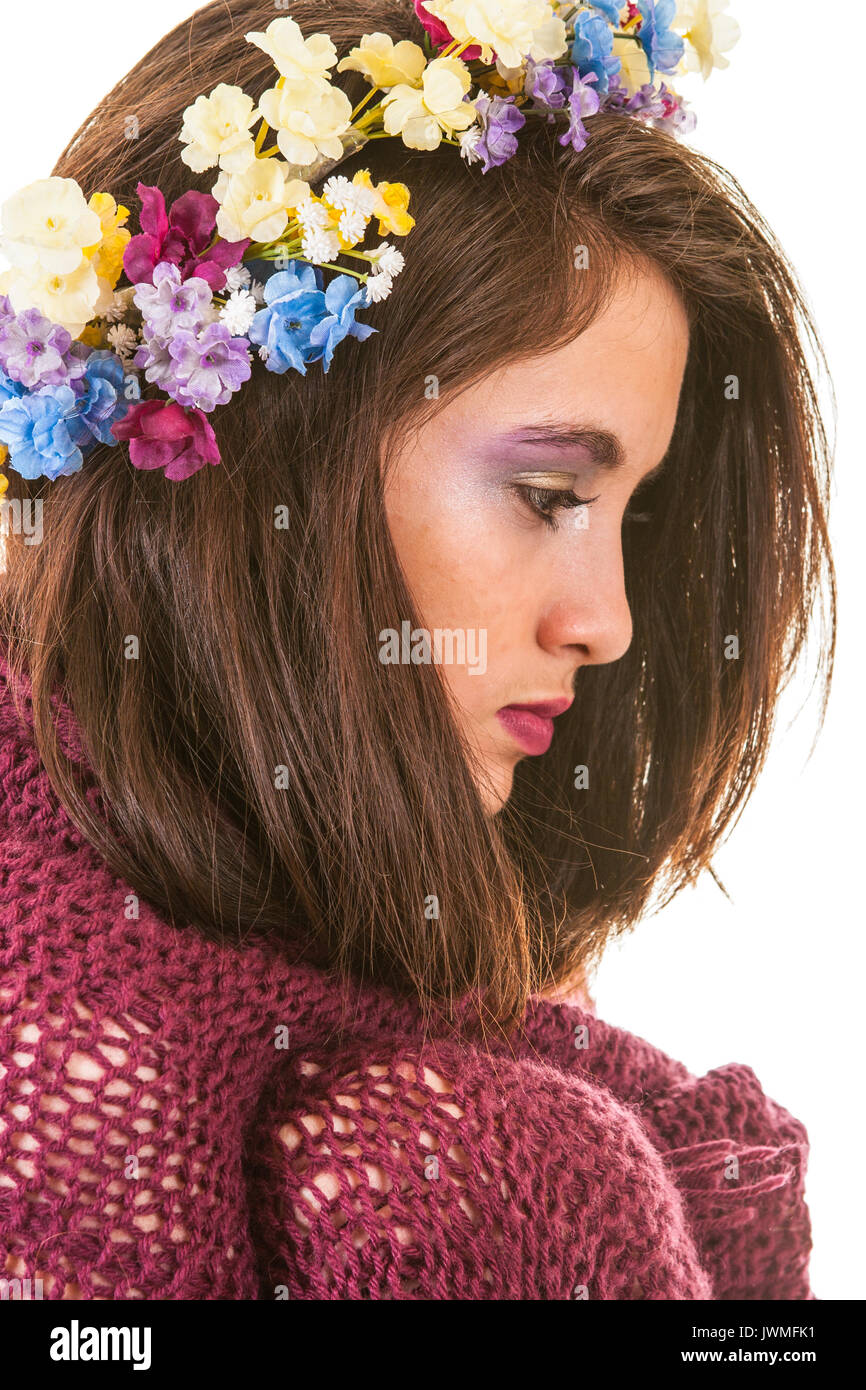 Profil von recht jugendlich Mädchen mit Stricken Wolldecke und Blume Krone Stockfoto
