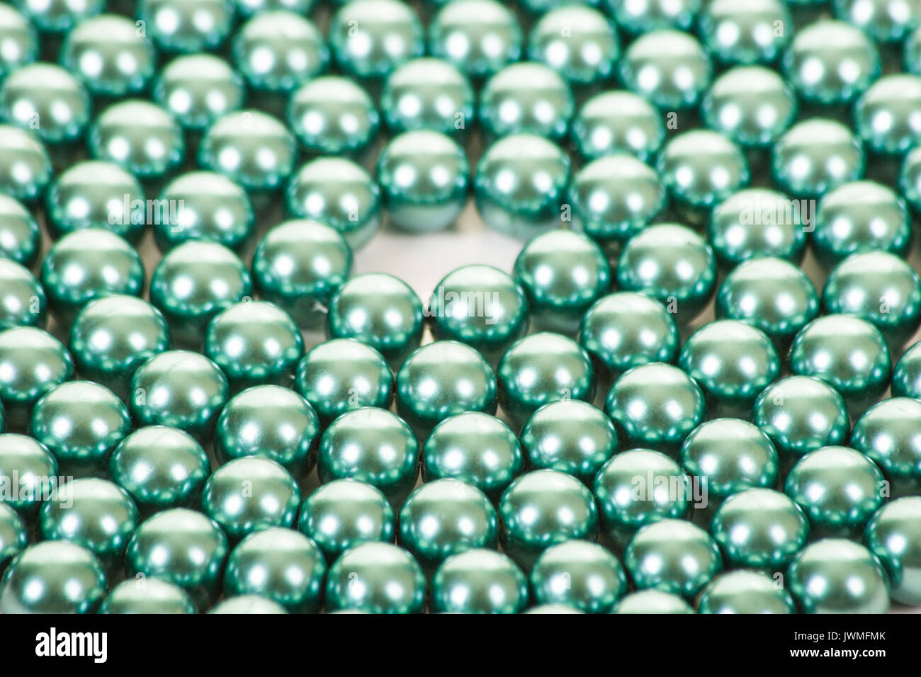 Eine Zeichenkette von wunderschöne türkisfarbene Perlen auf einer weissen Fläche Stockfoto