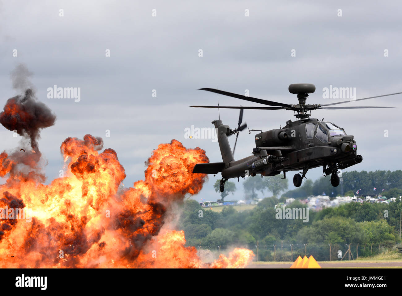 British Army Agusta Westland AH-64 Apache AH1 Angriffshubschrauber mit explodierender Pyrotechnik auf der RIAT Airshow Stockfoto