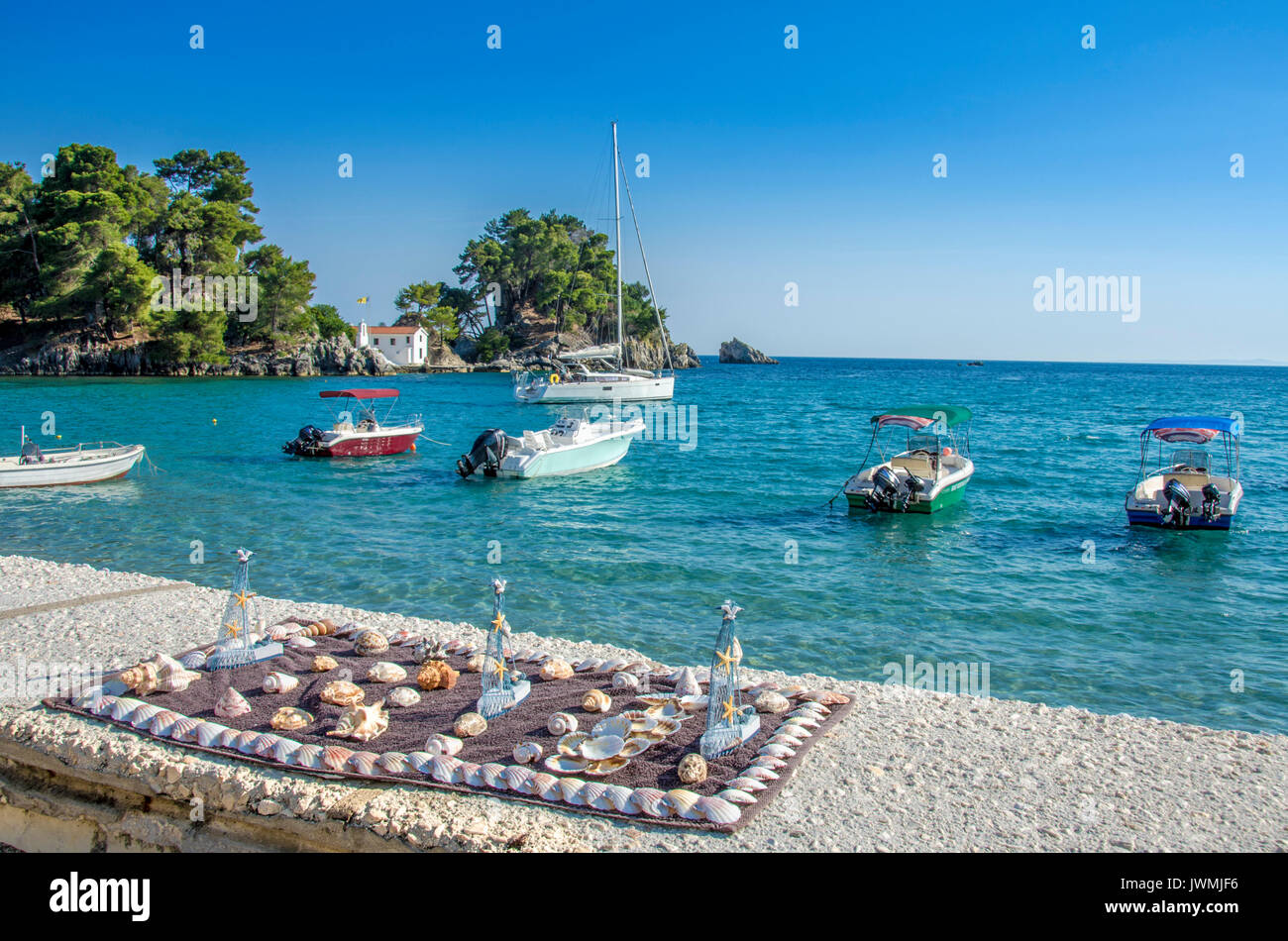 Parga Port - Griechenland - Shell Dekorationen - Schiffe, Panagia Insel und das Ionische Meer im Hintergrund Stockfoto