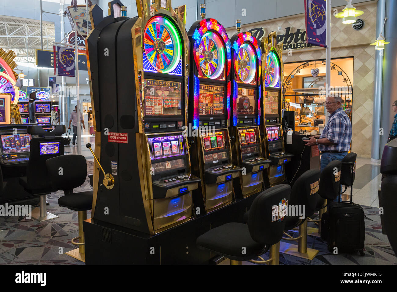 Spielautomaten sind für Passagiere sofort nach Ankunft am Flughafen Las Vegas McCarran International Airport in Las Vegas, Nevada zur Verfügung. Stockfoto