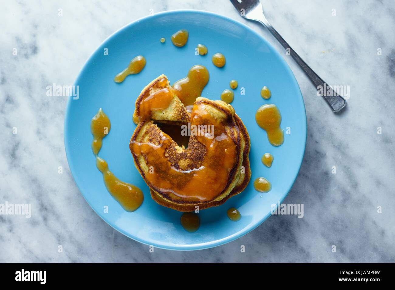 Top down Sicht auf hausgemachte Glutenfreie Pfannkuchen mit Pfirsich Marmelade Stockfoto
