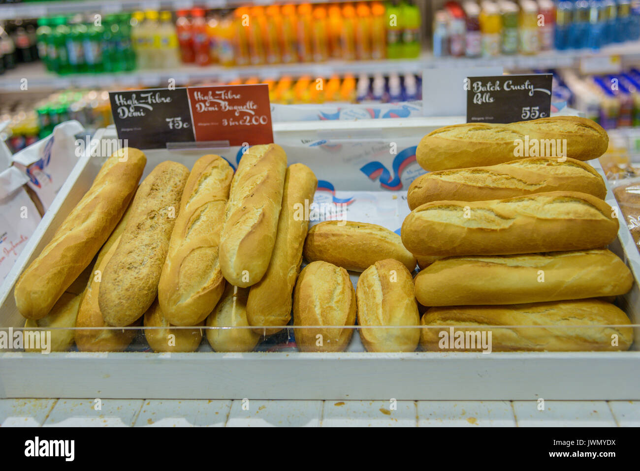Baguettes zum Verkauf in Lebensmittelgeschäft in Irland Stockfoto