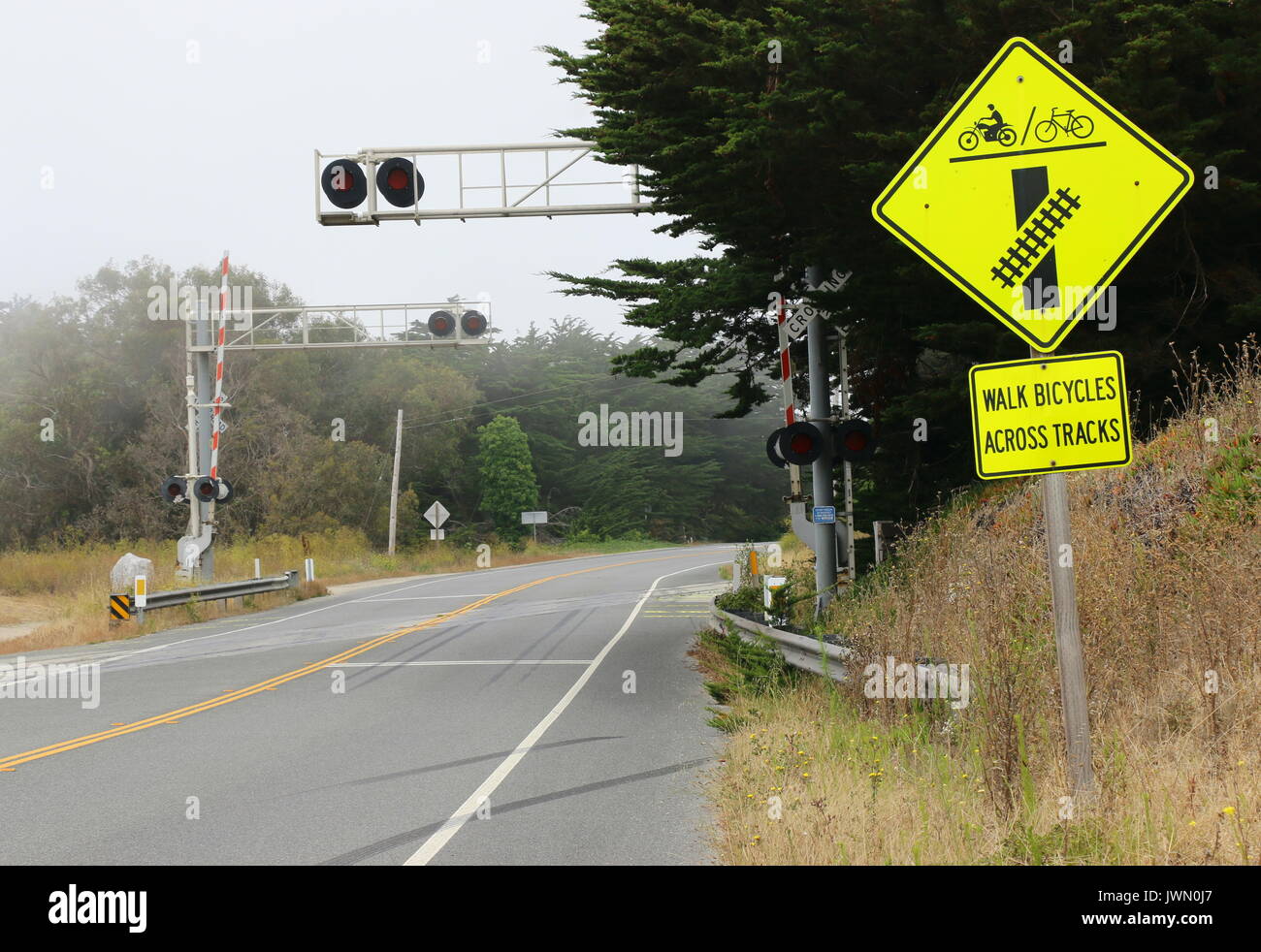 Gelbe Bahnübergang Zeichen geben Warnung für Radfahrer. Stockfoto
