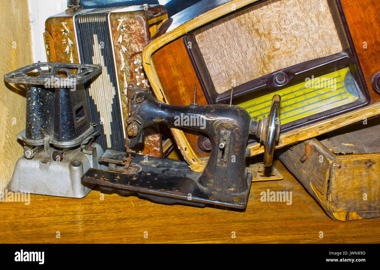 Der Dump der alten Sachen - Nähmaschine Stockfoto