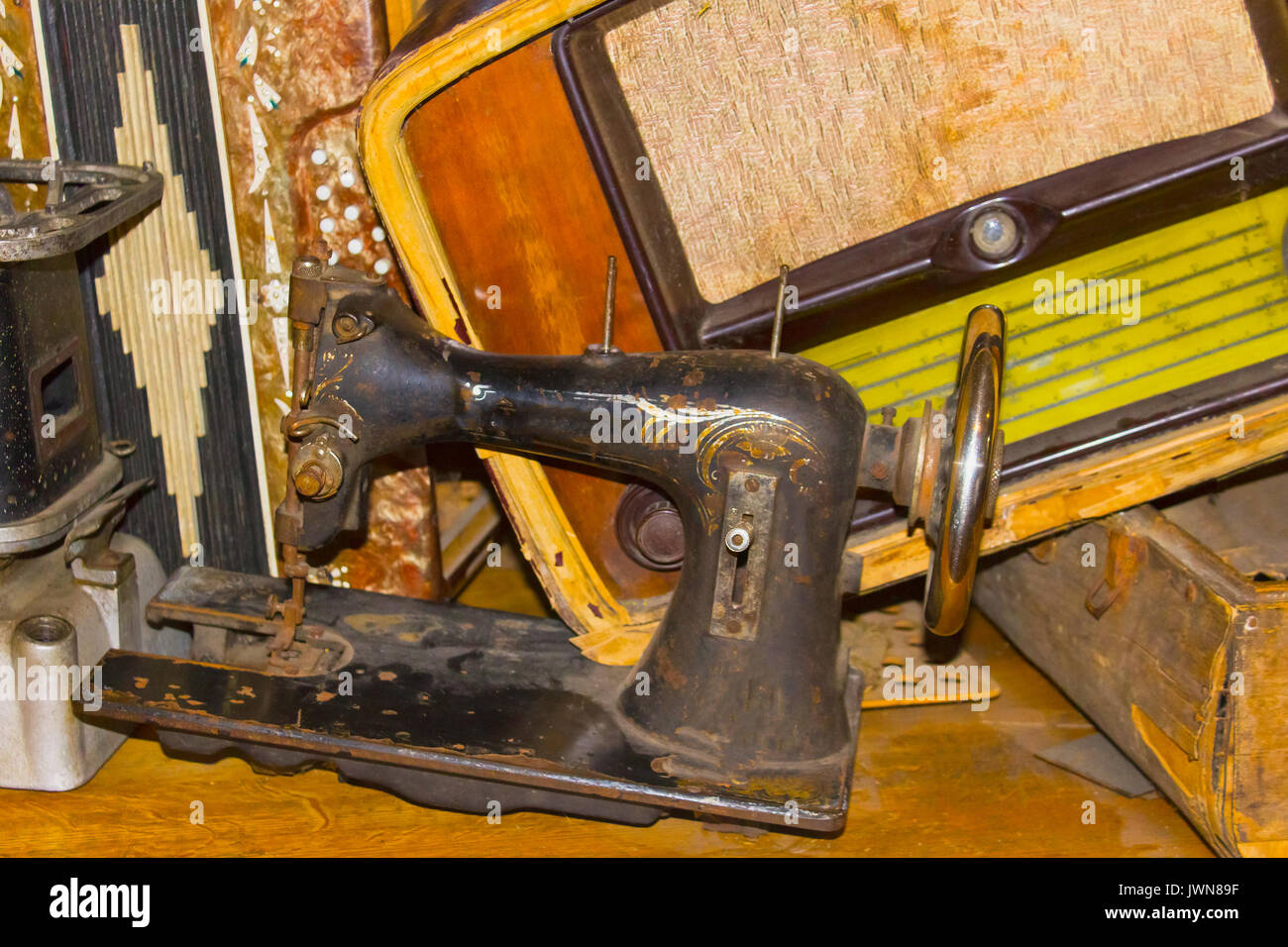 Der Dump der alten Sachen - Nähmaschine Stockfoto