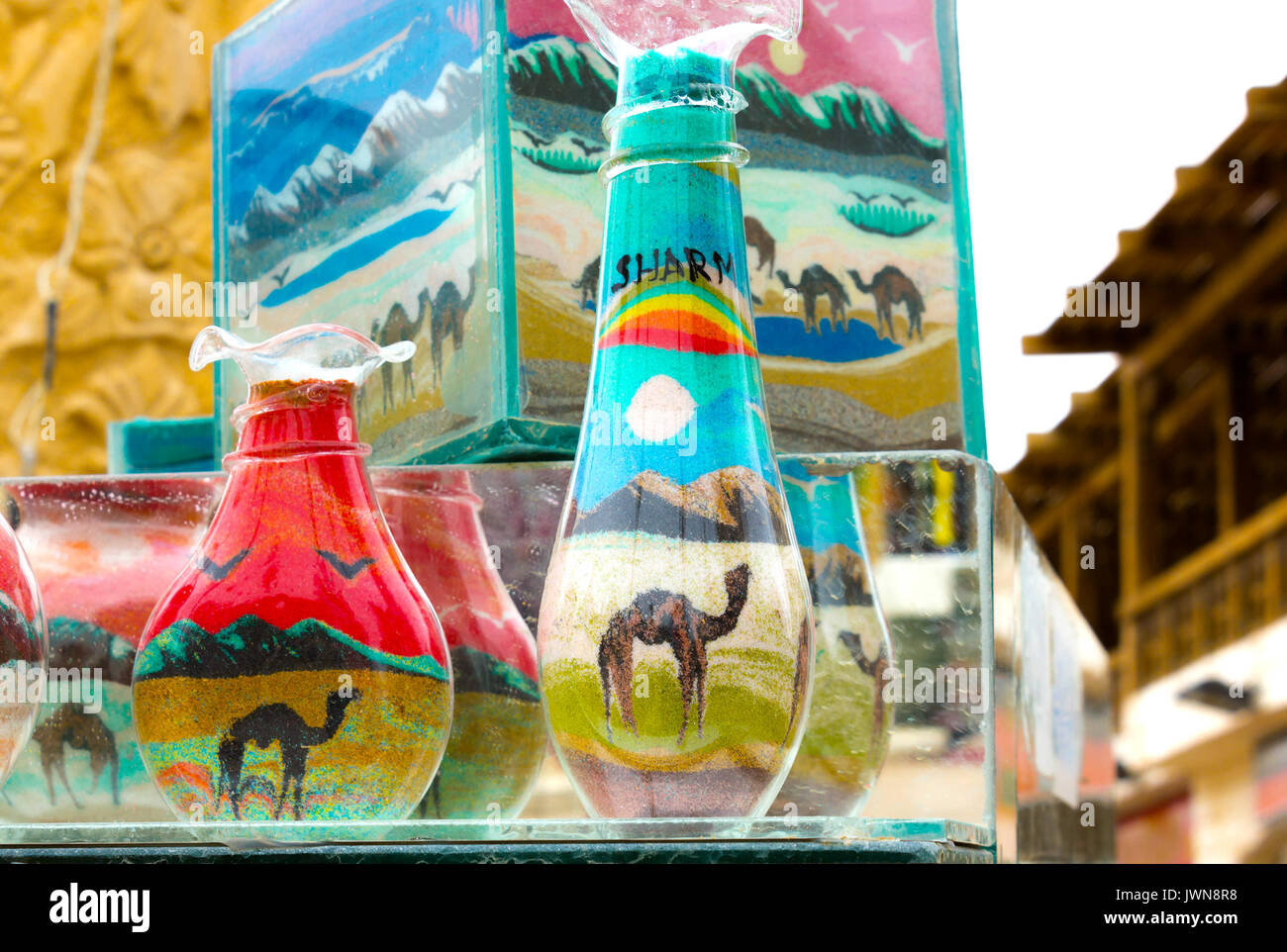 Flaschen aus farbigem sand -Fotos und -Bildmaterial in hoher Auflösung –  Alamy