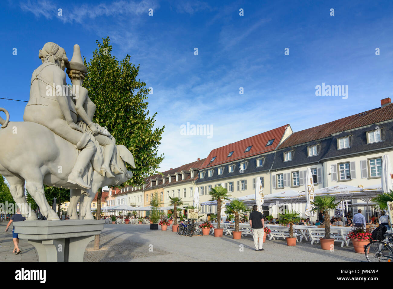 Square Schlossplatz, Restaurant, Statue Glücksschwein (Lucky pig), Schwetzingen, Kurpfalz, Baden-Württemberg, Deutschland Stockfoto