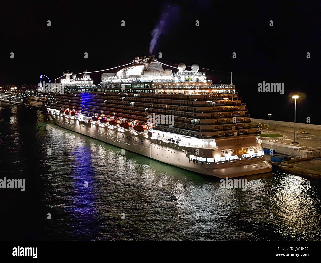 Majestic Princess, Princess Cruises - Barcelona, Spanien - 14. Mai 2017: Am frühen Morgen Blick auf majestätische Schiff in Barcelona Princess Cruise Port angedockt. Stockfoto