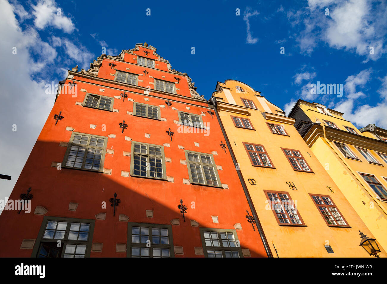 Bunte alte Häuser in der Altstadt von Stockholm - Stortorget, beliebte touristische Attraktion. Schweden Stockfoto