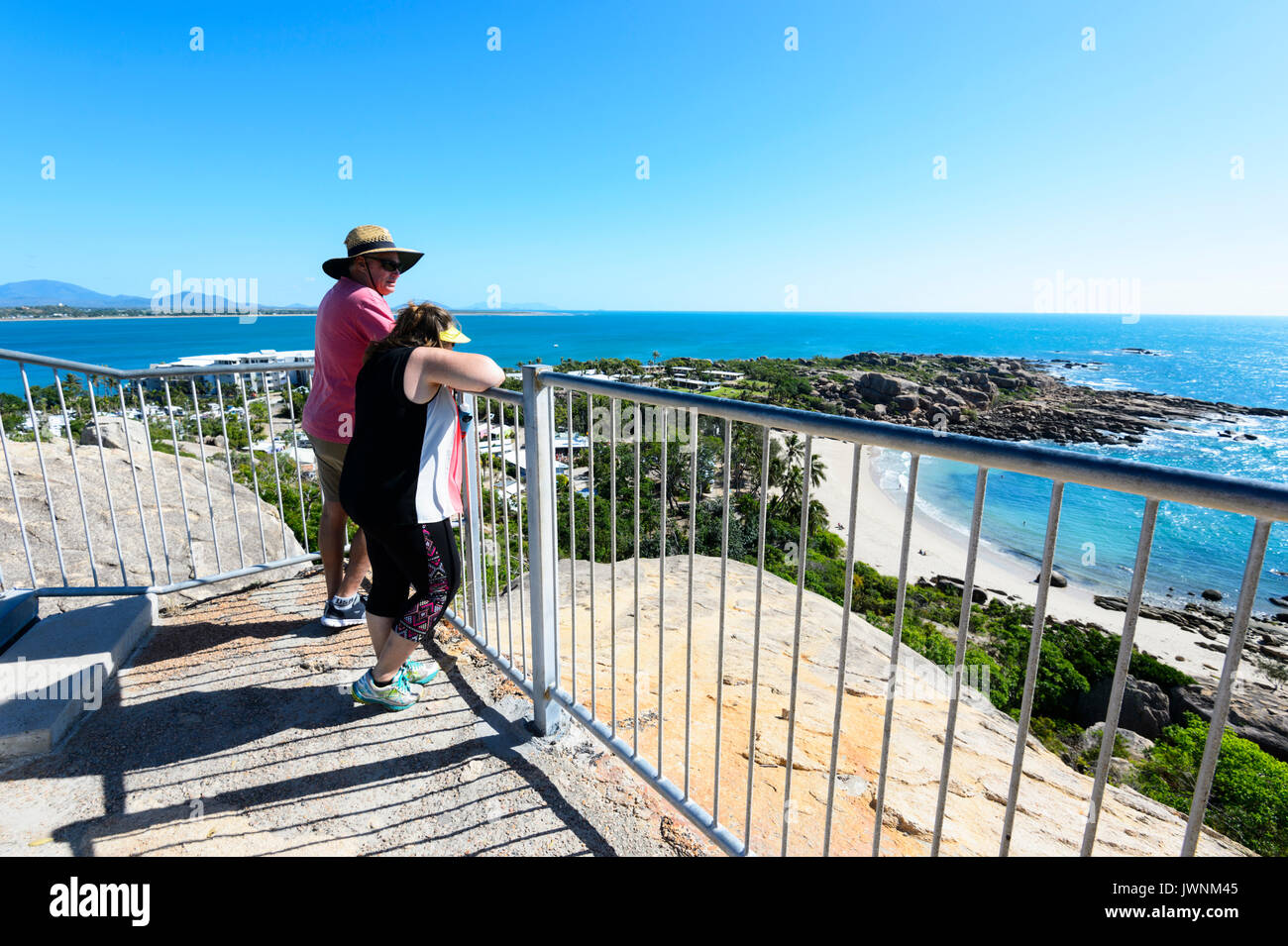 Zwei Urlauber genießen die Aussicht vom Rotary Lookout, Horseshoe Bay, Bowen, Queensland, Queensland, Australien Stockfoto