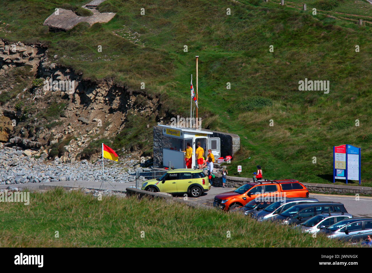 Die ehrenamtlichen Rettungsschwimmer für die R.N.L.I. von ihren Schutz als die Flut und nur ein paar Leute ein Auge auf während der Hitze des Tages zu halten ist. Stockfoto