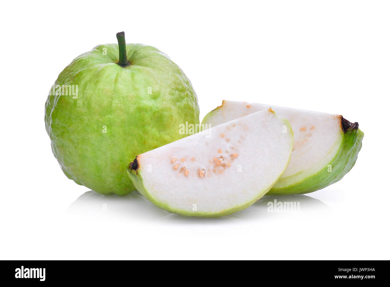 Frische guave Obst mit Slice solated auf weißem Hintergrund Stockfoto