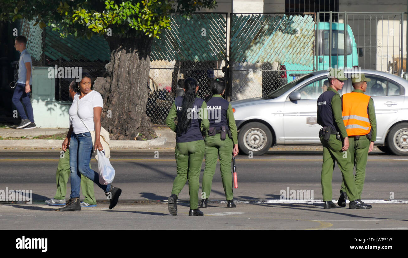 Attraktive Modenschau und Polizisten in Havanna, Kuba Stockfoto