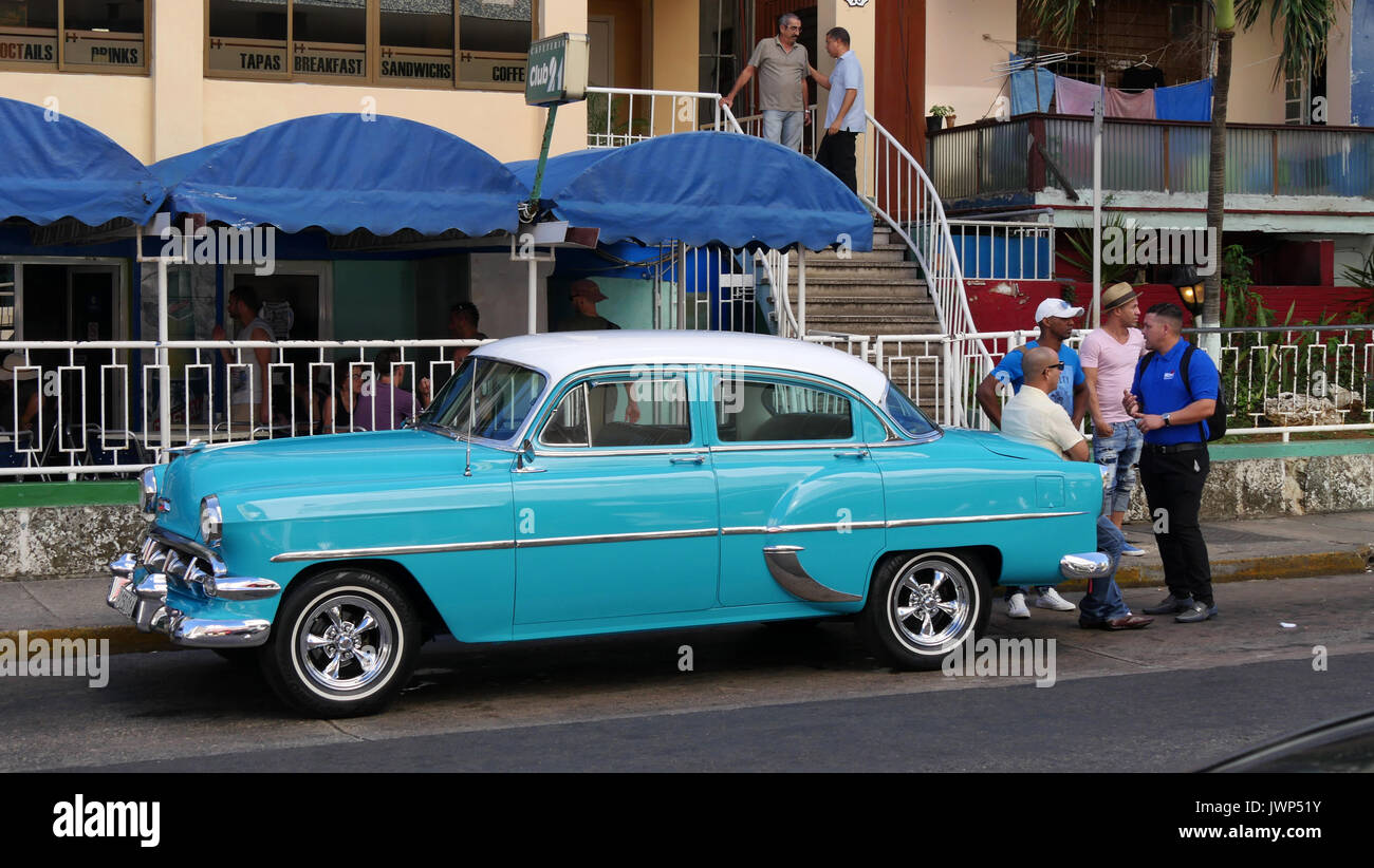 Antike blau American Car und lokale Männer in Havanna, Kuba Stockfoto