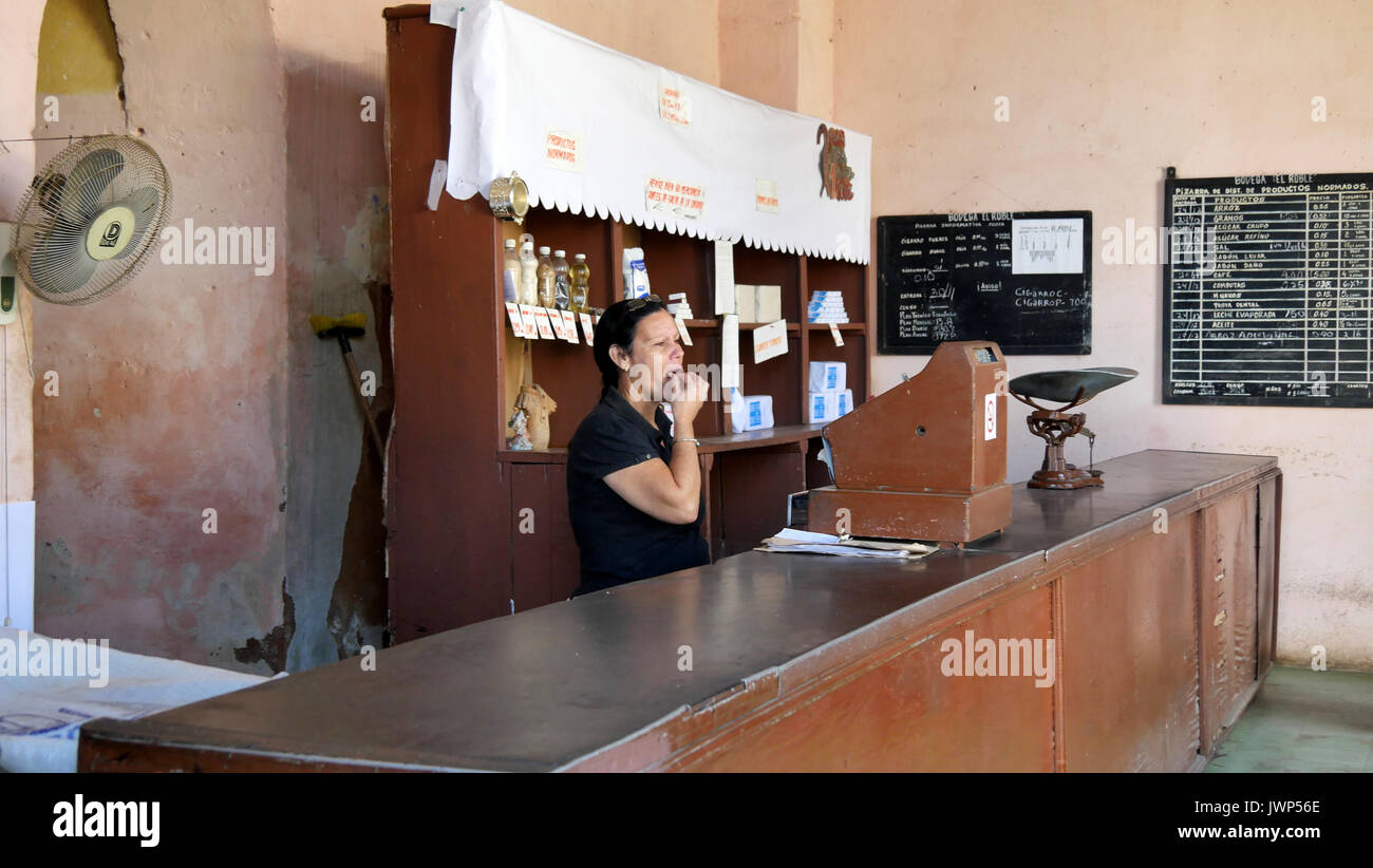 Leere Regale in einer Regierung, nur Gutschein Lebensmittelgeschäft in Trinidad Kuba Stockfoto