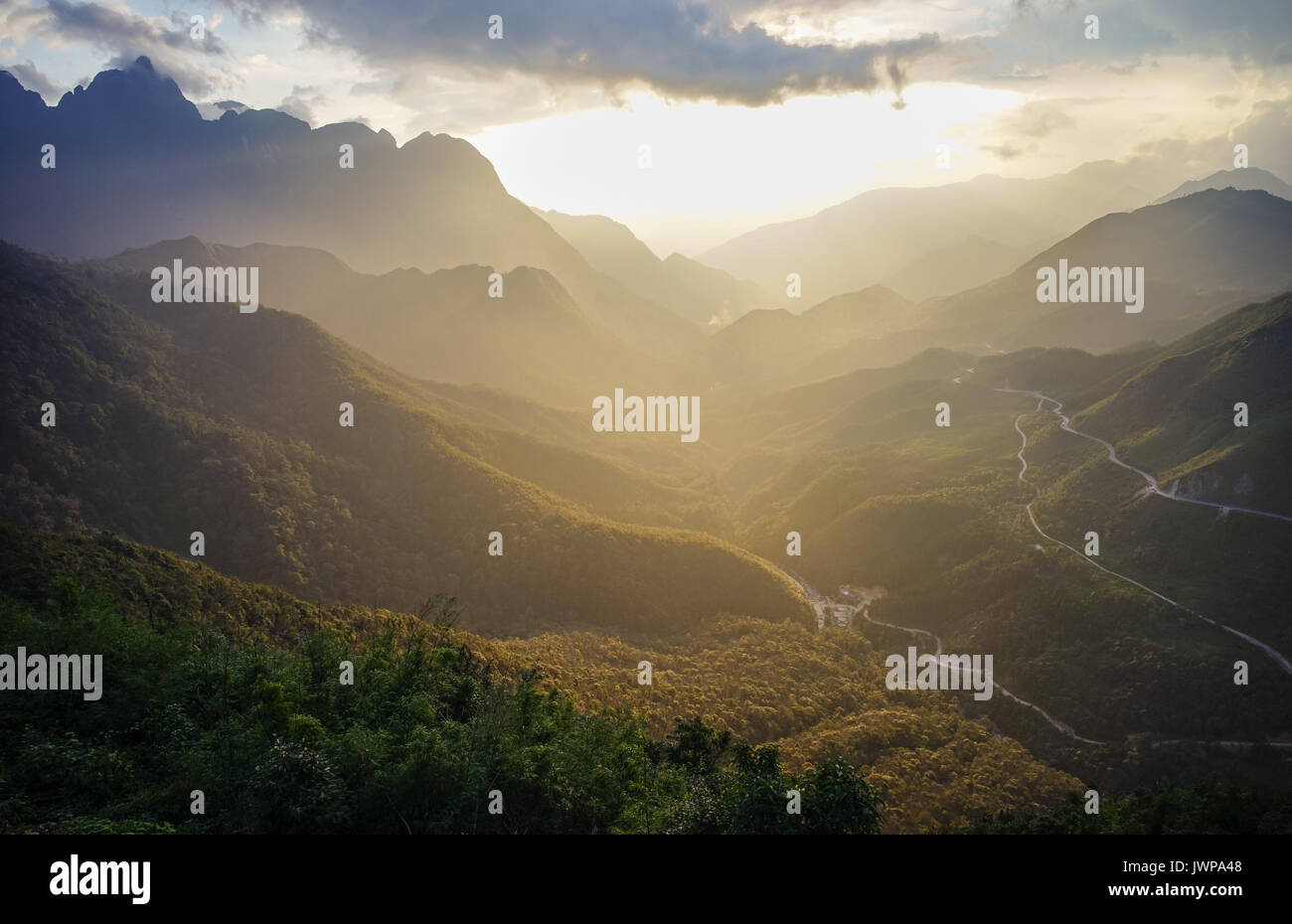 Mount Fansipan bei Sonnenuntergang in Lao Cai, Vietnam. Fansipan ist ein Berg in Vietnam, die höchsten in Indochina (Vietnam, Laos und Kambodscha), Stockfoto