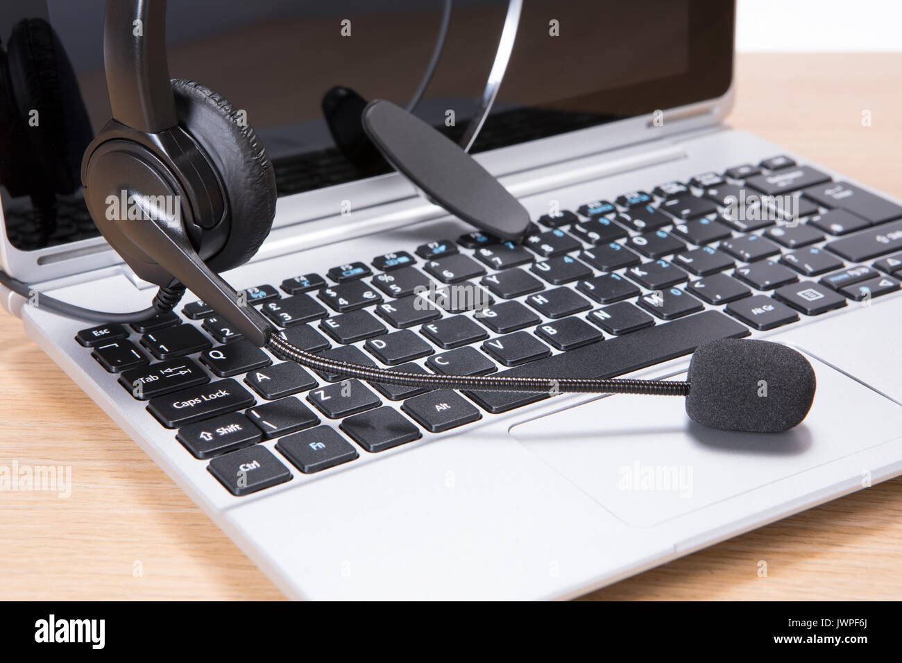 Laptop mit Headset in einem Kommunikation, Business Beziehungen offen, Kundenservice, Telemarketing und helpline Konzept Stockfoto