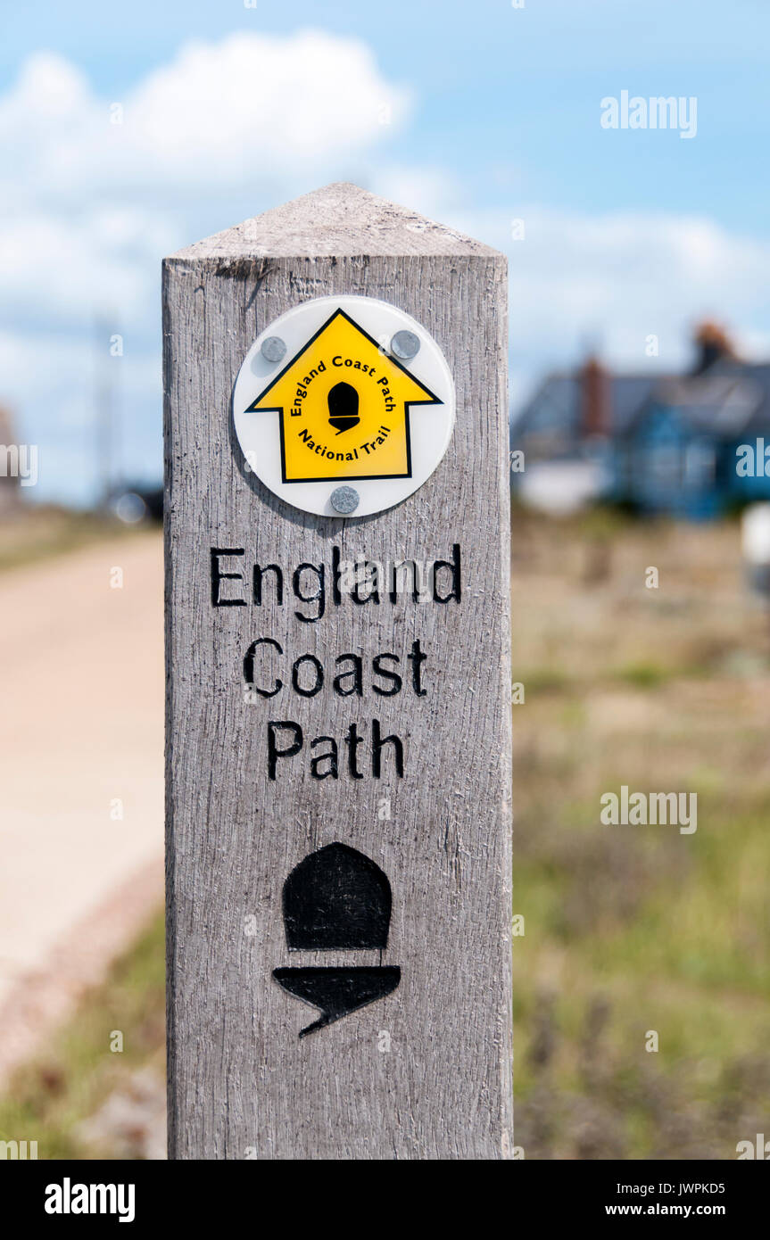 Eine wegmarkierung Zeichen für die England Coast Path National Trail in Dungeness in Kent Stockfoto