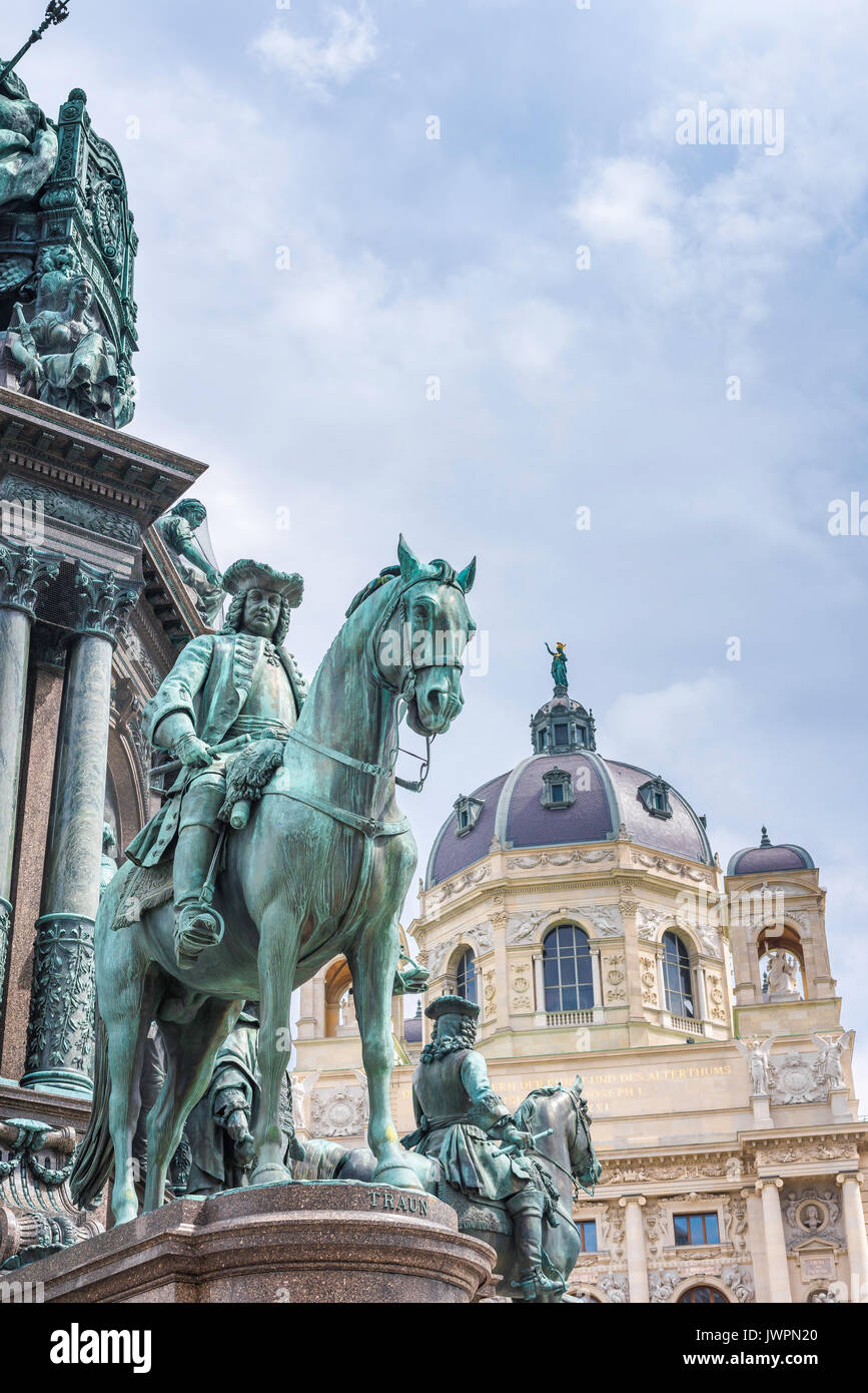 Wien Kunsthistorisches Museum, Ansicht des Kunsthistorischen Gebäude mit Equestrian Statuen auf der Maria Theresia Denkmal im Vordergrund. Stockfoto