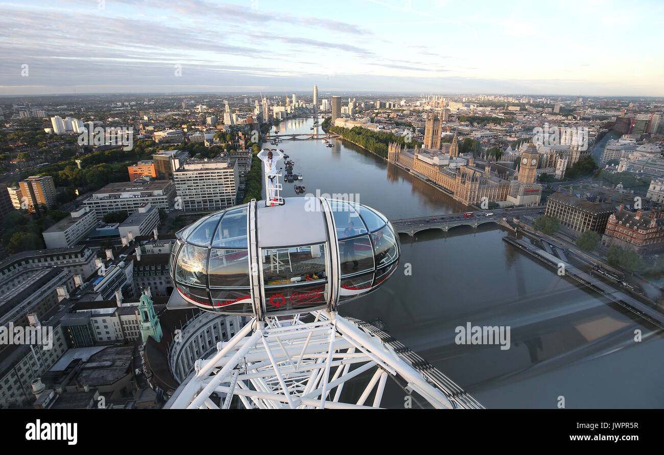 Sir Mo Farah steht an der Spitze der Coca-Cola London Eye, als Er die Gebote einen endgültigen Abschied von der britischen Titel Leichtathletik nach dem Gewinn der Goldmedaille bei den 10.000 m und Silber in den 5.000 m an der Leichtathletik-WM in seiner Heimatstadt. Stockfoto