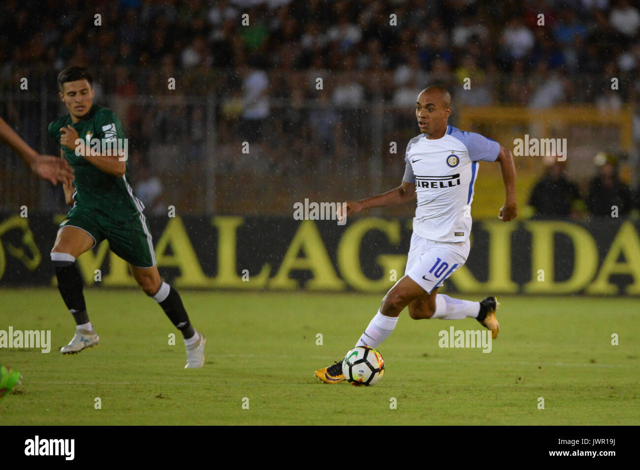 Lecce, Italien. 12 Aug, 2017. Joao Mario der FC INTER steuert Kugel während Freundschaftsspiel zwischen dem FC Inter Mailand vs Real Betis Sevilla bei Lecce Stadio via del Mare. Credit: Albin Lohr-Jones/Pacific Press/Alamy leben Nachrichten Stockfoto