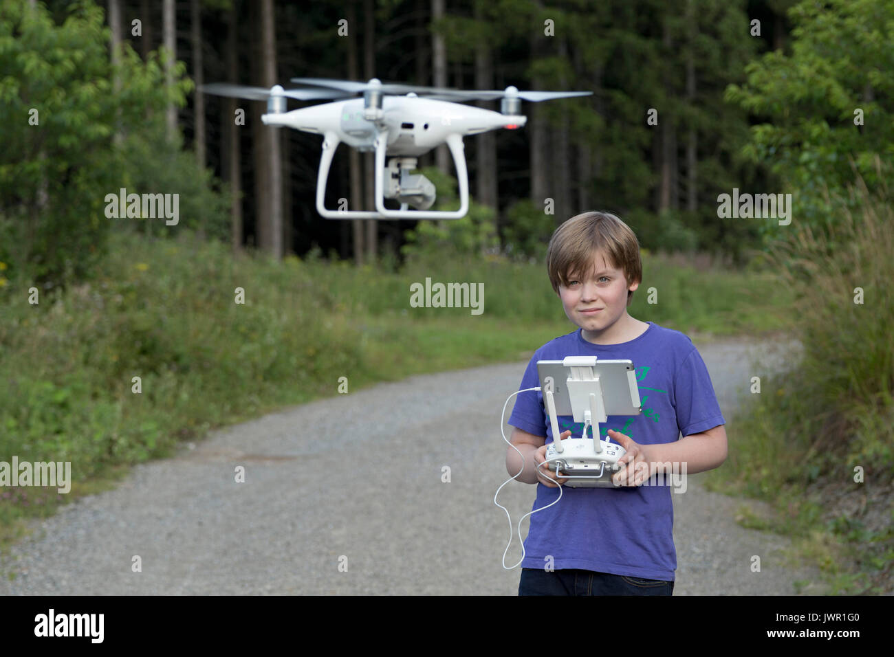 Junge fliegen einer Drohne Stockfoto
