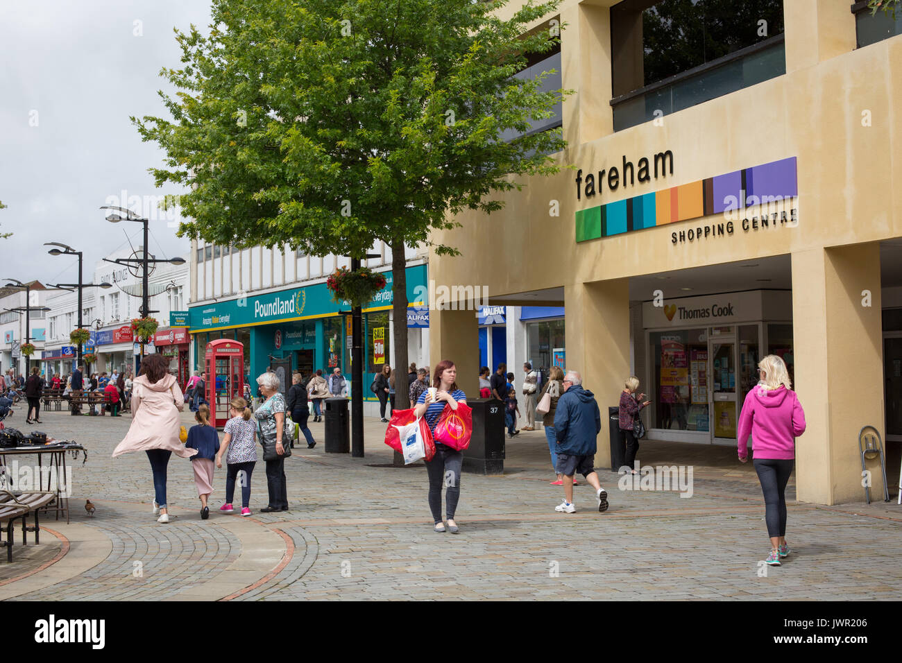 Fareham, einer kleinen Stadt in Hampshire. Das Foto zeigt die Fußgängerzone der West Street, der Haupteinkaufsstraße der Stadt. Stockfoto