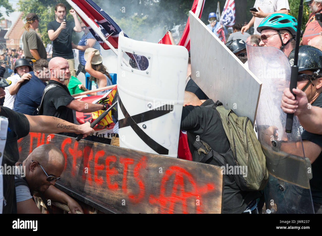 Charlottesville, USA. 12 Aug, 2017. Neonazis, White supremacists und andere Alt-rechten Fraktionen scuffled mit Gegendemonstranten in der Nähe von Emanzipation Park (ehemals "Lee Park') in der Innenstadt von Charlottesville, Virginia. Nach dem Kampf zwischen Fraktionen eskalierte, Virginia State Police bestellt die Evakuierung von allen Parteien und Stornierung der 'richtigen' Rally Vereinen geplant ist, in den Park zu nehmen. Credit: Albin Lohr-Jones/Pacific Press/Alamy leben Nachrichten Stockfoto