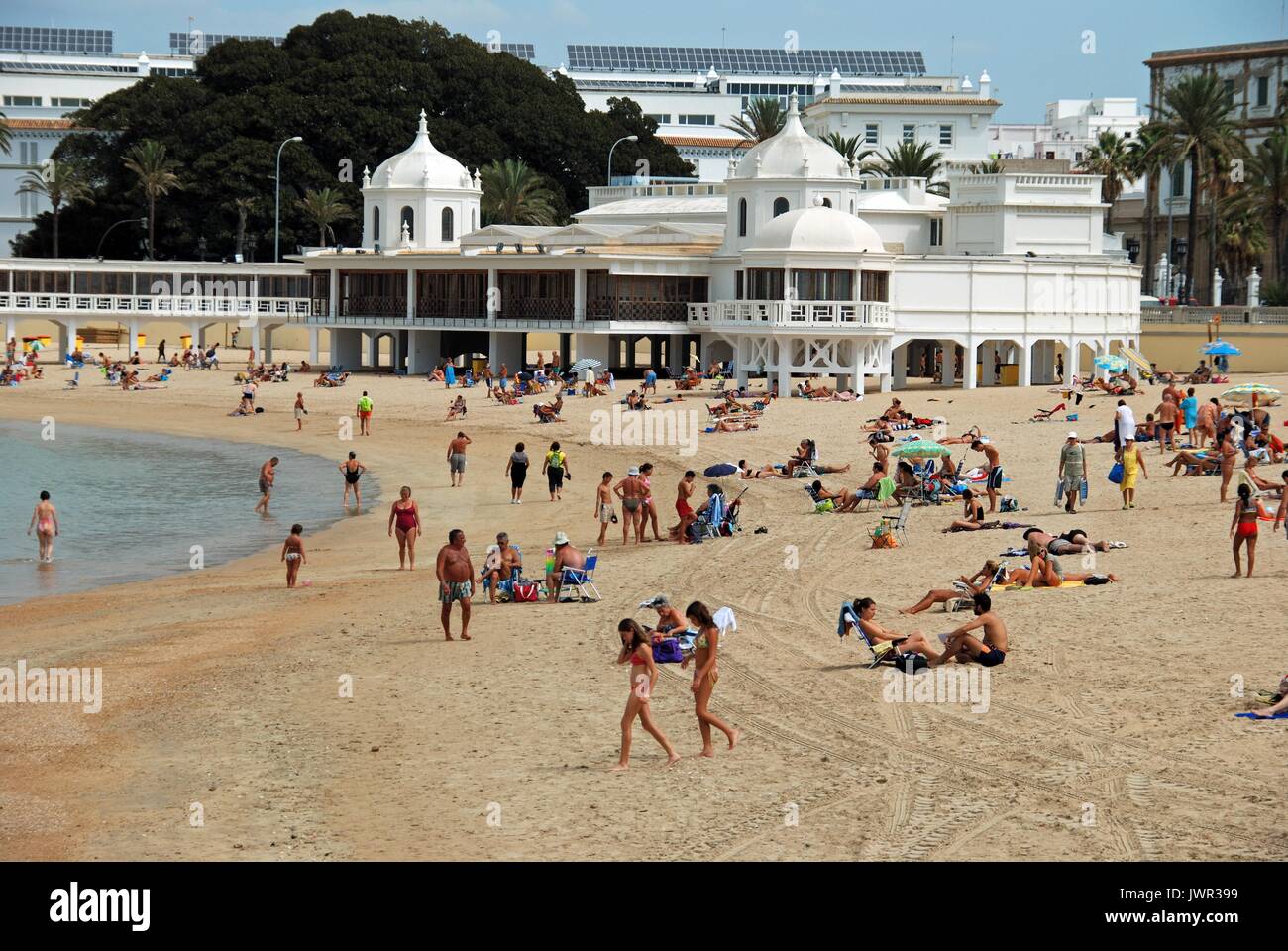 Touristen entspannen auf La Caleta Strand mit der seebrücke an der Rückseite, Cadiz, Andalusien, Provinz Cadiz, Andalusien, Spanien, Europa. Stockfoto