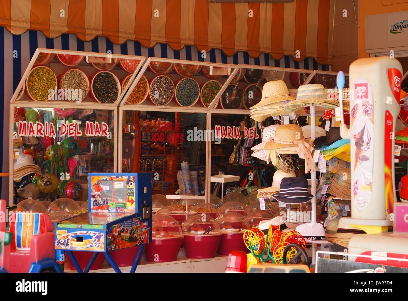 Abholung und Süßigkeiten in einem Sweet Shop entlang der Promenade, Torremolinos, Provinz Malaga, Andalusien, Spanien Mix in Westeuropa. Stockfoto