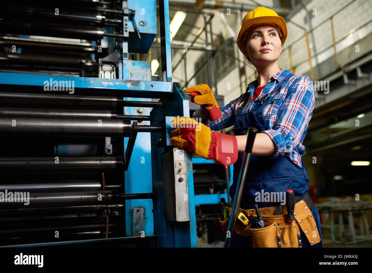 Portrait der weiblichen Arbeiter Einrichten Maschine Einheiten entfernt sicher in modernen Anlagen suchen Stockfoto