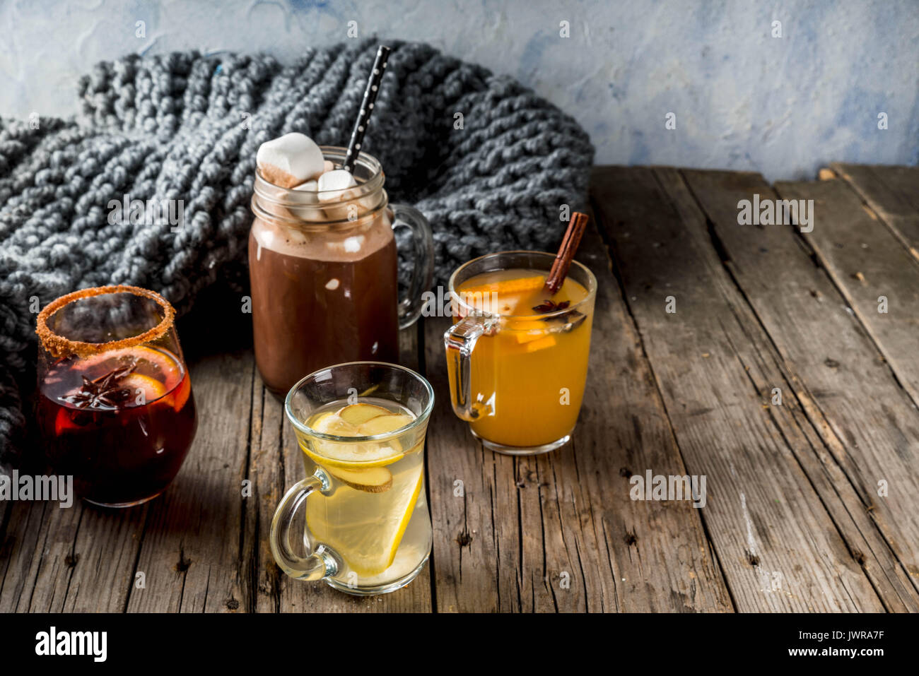 Auswahl von verschiedenen Herbst traditionelle Getränke: heiße Schokolade mit Marshmallows, Tee mit Zitrone und Ingwer, Weiß Kürbis würziger Sangria, Glühwein. O Stockfoto