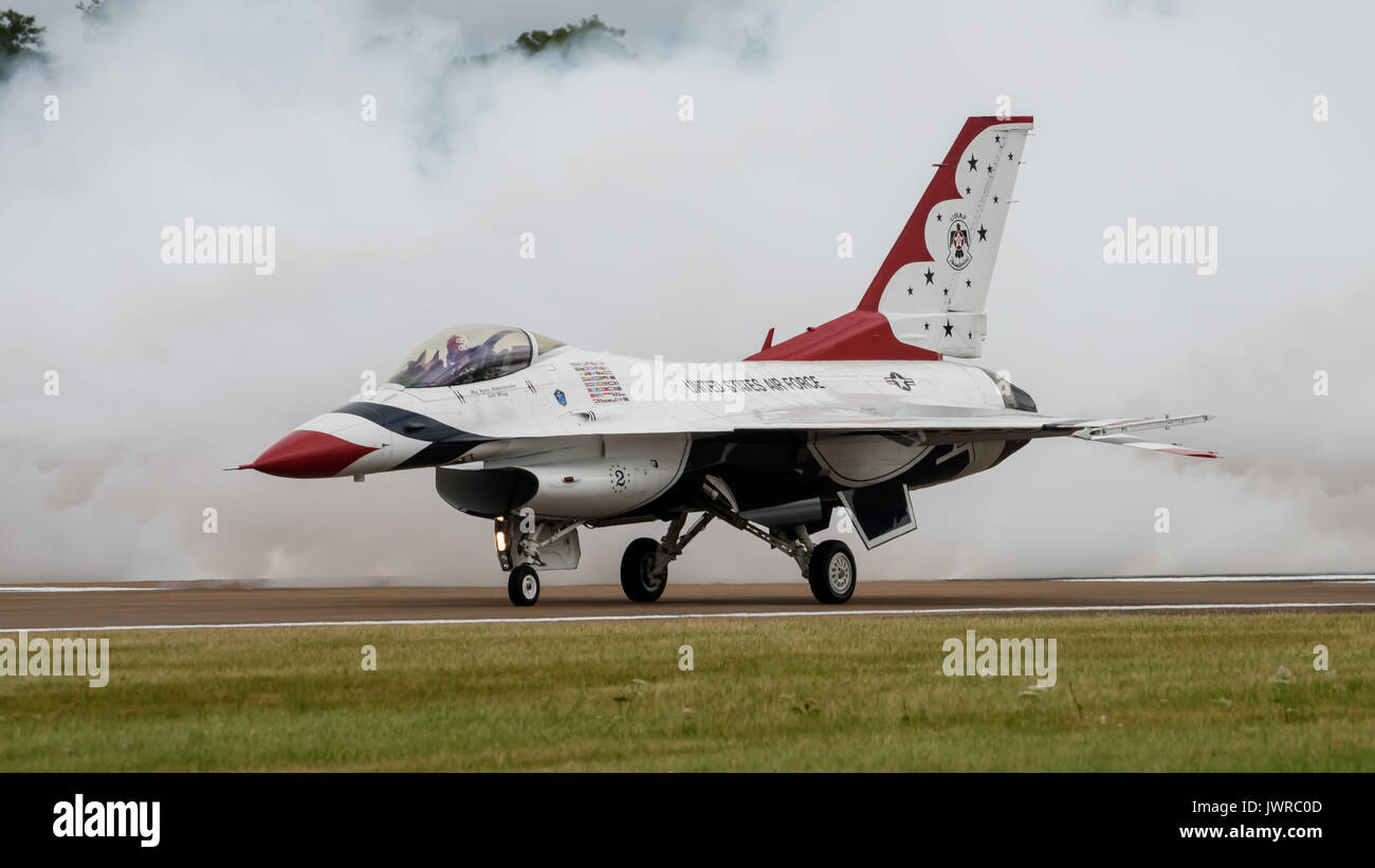 F-16 der US Thunderbirds display Team an der Royal International Air Tattoo, Juli 2017 durchführen. Stockfoto