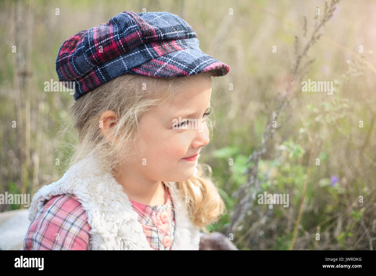 Porträt einer niedlichen fröhliche kleine Mädchen auf einer Natur im sonnigen Herbsttag. Stockfoto