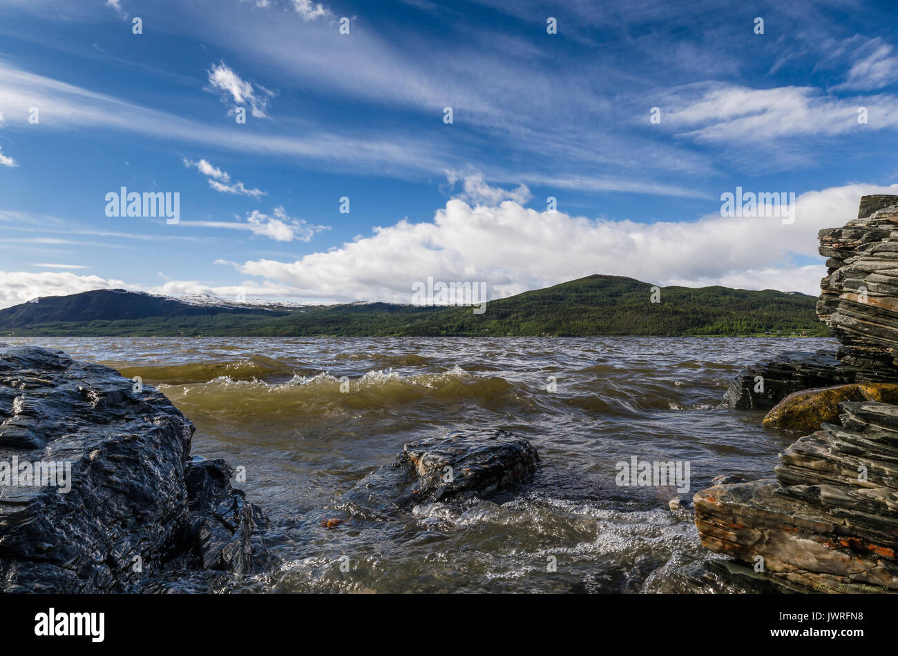 Geringe Sicht Wasser Ocean Waves blue sky Norwegen Finnmark Landschaft Stockfoto