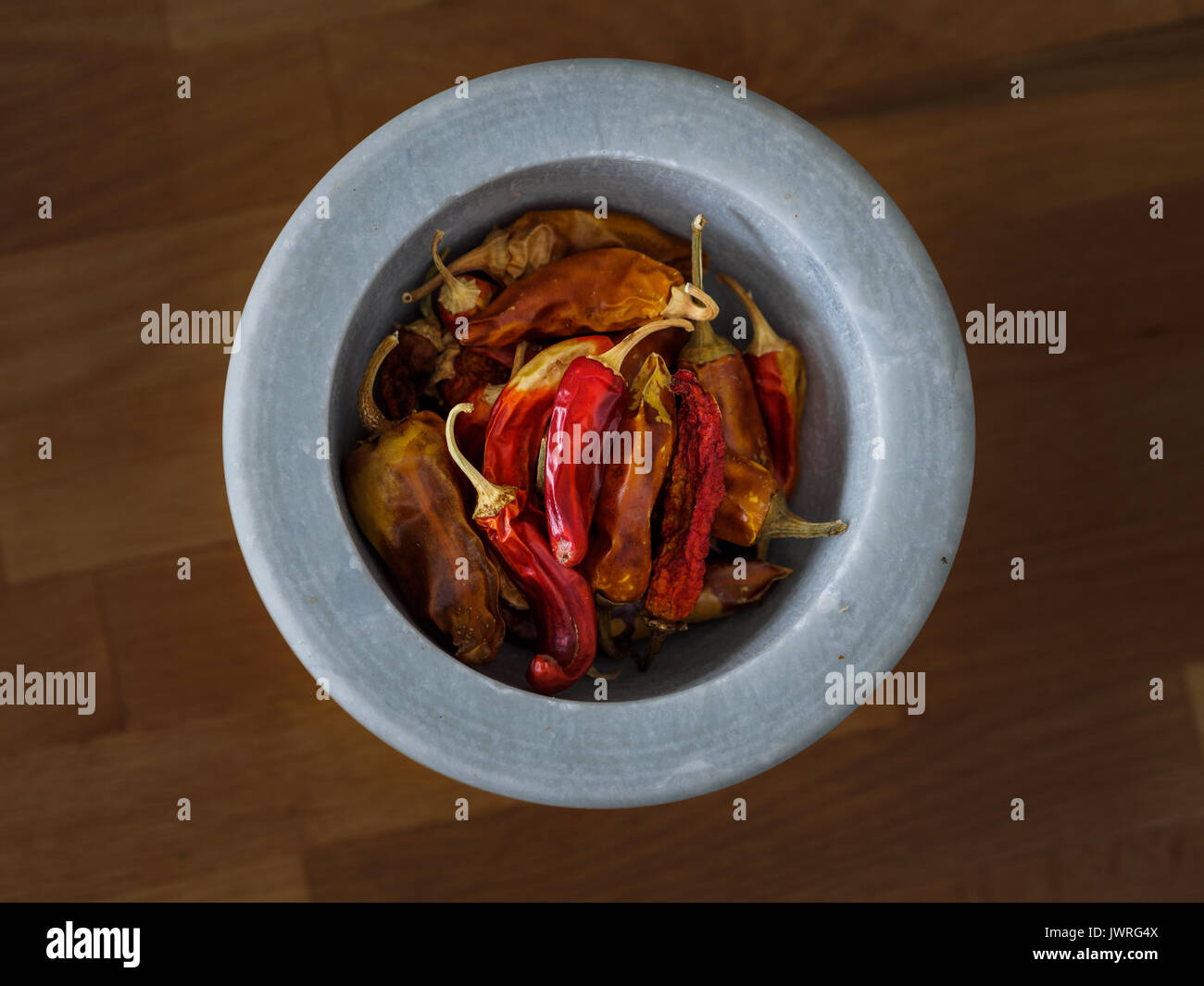 Getrocknete Chilischoten in einem Mörser Stockfoto