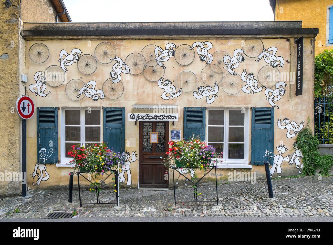 Kunst Galerie mit Zyklus räder Wandbild, Oloron-Sainte-Marie, Frankreich. Stockfoto